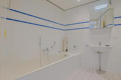 Ένα μπάνιο στο Appartement Dünenblick - Residence Juliana Julianadorp aan Zee