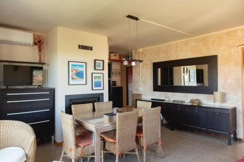 Η κουζίνα ή μικρή κουζίνα στο Appartement à S'Agaro, 1er étage, 3 chambres vue vallée, balcon