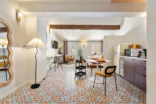 une cuisine et un salon avec une table et des chaises dans l'établissement Nice Renting - CENTRALE - Authentic Loft Old Nice Rooftop View & Charm, à Nice