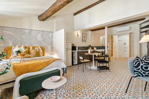 une chambre d'hôtel avec un lit et une cuisine dans l'établissement Nice Renting - CENTRALE - Authentic Loft Old Nice Rooftop View & Charm, à Nice