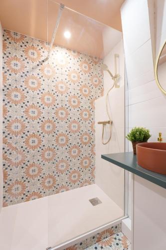 une salle de bain avec douche et lavabo dans l'établissement Nice Renting - CENTRALE - Authentic Loft Old Nice Rooftop View & Charm, à Nice