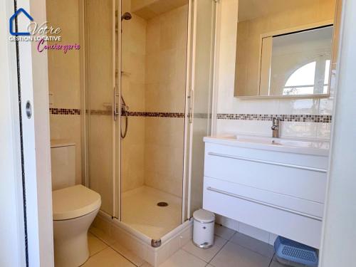 une salle de bain avec une douche, des toilettes et un lavabo dans l'établissement Le Petit Bear, à Port-Vendres