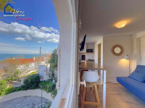 un salon avec vue sur l'océan dans l'établissement Le Petit Bear, à Port-Vendres
