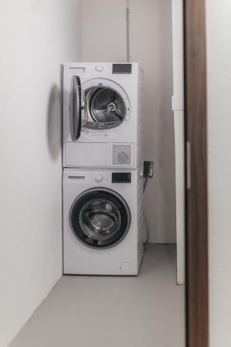 a washing machine and a washer in a room at IIP Apartments - Self Check-In in Spreitenbach