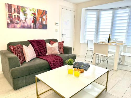 a living room with a couch and a table at Panorama House, Delightful 2-Bedroom Flat 1, Oxford in Oxford