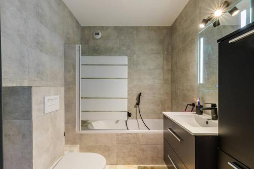 une salle de bain avec une baignoire, des toilettes et un lavabo dans l'établissement Jolie studio avec belle terrasse ensoleillee, à Nice