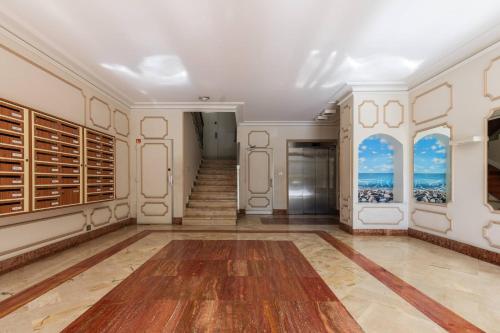 une grande chambre avec un escalier et une chambre avec un escalier. dans l'établissement Jolie studio avec belle terrasse ensoleillee, à Nice