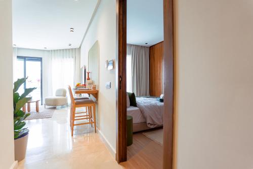 una camera da letto con un letto e una scrivania in una stanza di Appartement Pro et Cosy parfait pour séjour d'affaires a Casablanca