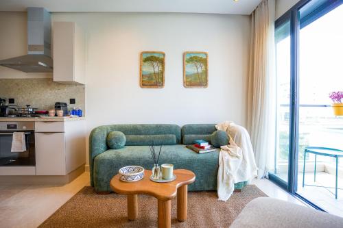 カサブランカにあるAppartement Pro et Cosy parfait pour séjour d'affairesの緑のソファとテーブルのあるリビングルーム