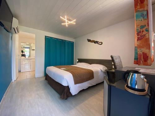 Postel nebo postele na pokoji v ubytování Hotel Des 4 Vents "Esprit Camargue" Parking Privé securisé