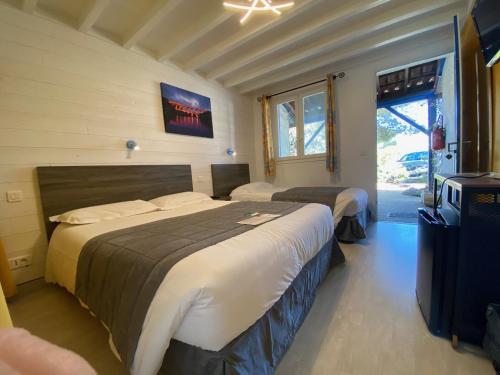 Postel nebo postele na pokoji v ubytování Hotel Des 4 Vents "Esprit Camargue" Parking Privé securisé