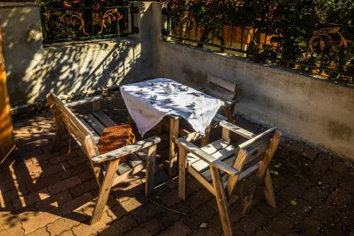 a table and chairs with a tablecloth on it at Dorfergut in Weisspriach