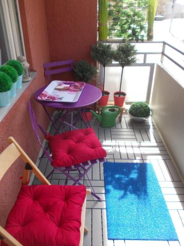 a balcony with a table and chairs on a patio at Fewo-Rosenheim im Zentrum mit kostenlosem Parkplatz in Rosenheim