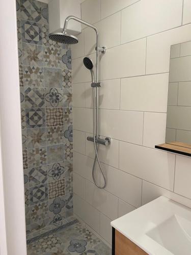 une douche avec pommeau de douche dans une salle de bain dans l'établissement Douce Escale en Plein Centre - Avec Parking privé, à Boulogne-sur-Mer