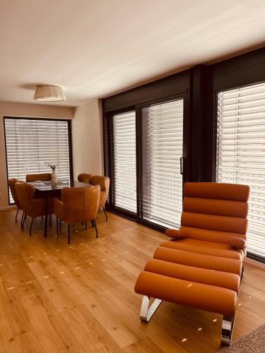 a living room with a table and chairs and a dining room at AlbLoft - Modernes neues Apartment nahe City & Alb für bis zu 6 Personen in Kirchentellinsfurt in Kirchentellinsfurt