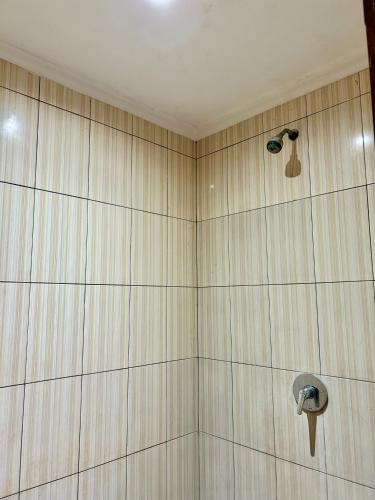 un baño con ducha con cabezal de ducha en Nusa Garden Homestay, en Nusa Lembongan