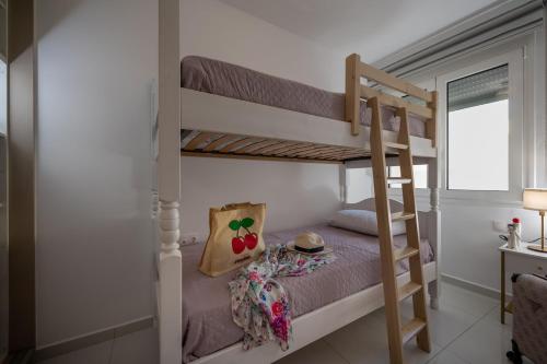 a bedroom with two bunk beds and a table at Central bright home in Heraklion in Bendevís