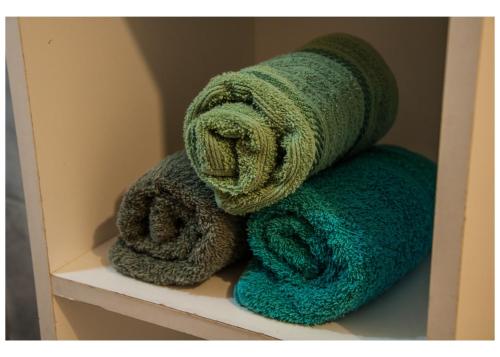 een stapel handdoeken op een plank bij Hospedaje Los Macaes 2 in Comodoro Rivadavia