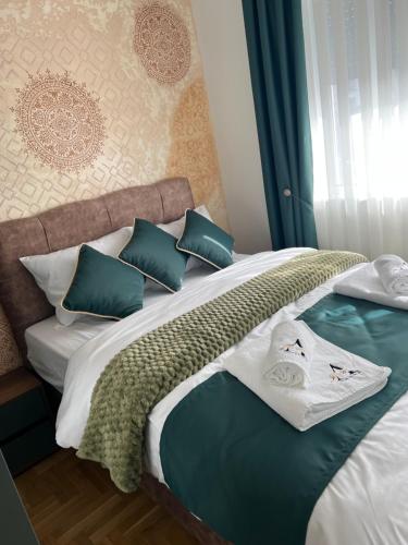 Ένα ή περισσότερα κρεβάτια σε δωμάτιο στο Apartman Lux Jocić