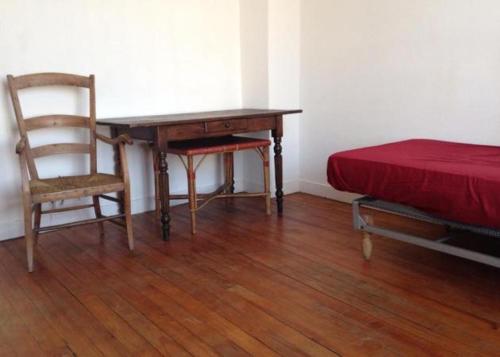 a bedroom with a desk and a chair and a bed at Chambre chez l'habitant dans un appartement à 2 pas de la gare SNCF et à 300m de la gare routière in Creil