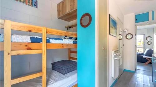 quelques lits superposés dans une chambre dans l'établissement Studio 100 m de la plage, 5 minutes du centre ville, à Arcachon