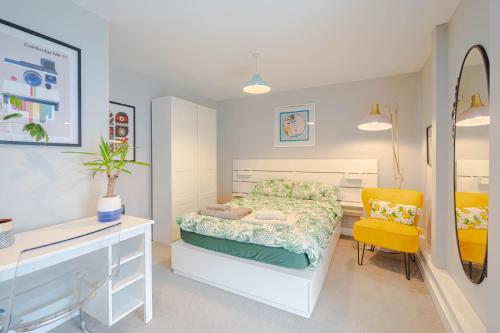 Ένα ή περισσότερα κρεβάτια σε δωμάτιο στο Stunning Bright Two Bedroom Apartment In Southbourne