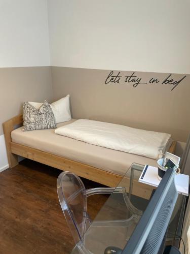 a bed with the words let they stay on top at Inntal Alpin Apartments - Hohe Munde in Telfs