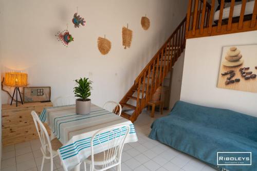 une chambre avec une table, un lit et un escalier dans l'établissement Maison 6 personnes à 300m de la mer, à Vias