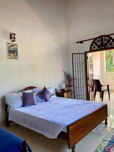 Postel nebo postele na pokoji v ubytování Costa's Villa, Tropical Oasis, Mirissa Balcony Room