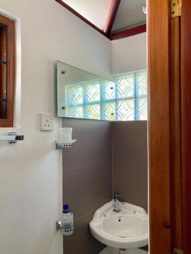 Koupelna v ubytování Costa's Villa, Tropical Oasis, Mirissa Balcony Room