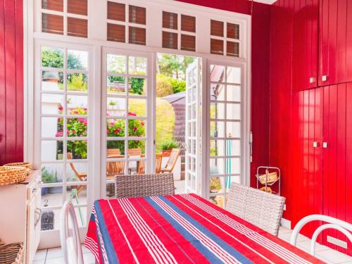 une salle à manger avec des murs rouges, une table et des chaises dans l'établissement Appartement 3 chambres avec parking au Touquet - FR-1-821-2, à Le Touquet-Paris-Plage