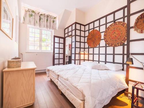 une chambre avec un grand lit et une fenêtre dans l'établissement Appartement 3 chambres avec parking au Touquet - FR-1-821-2, à Le Touquet-Paris-Plage