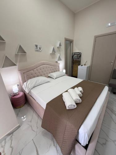 Giường trong phòng chung tại Valentino suites&terrace