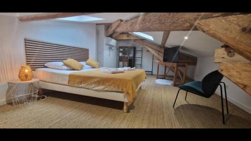Ένα ή περισσότερα κρεβάτια σε δωμάτιο στο Votre Loft aux Halles de Sète