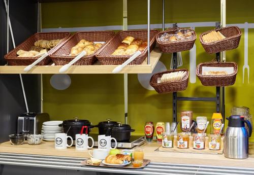 une cuisine avec du pain et des paniers de nourriture sur une étagère dans l'établissement B&B HOTEL Evry Lisses 2, à Lisses