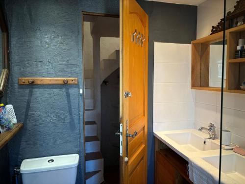 une salle de bain avec toilettes et lavabo dans l'établissement village house, à Villeneuve-Loubet