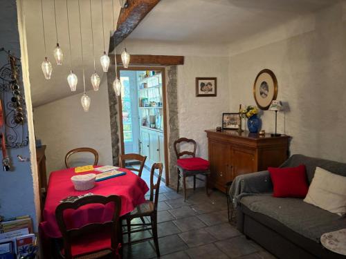 un salon avec une table et un canapé dans l'établissement village house, à Villeneuve-Loubet