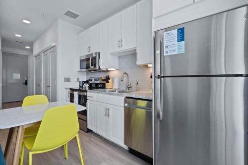 Una cocina o zona de cocina en Placemakr Downtown Austin