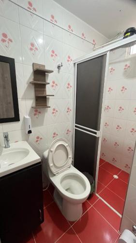 a white bathroom with a toilet and a sink at confortable apto integrado con la naturaleza y muy tranquilo perfecto para descansar in Socorro