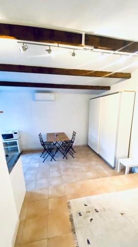une cuisine avec une table et des chaises dans une pièce dans l'établissement Studio Elisa, à Antibes