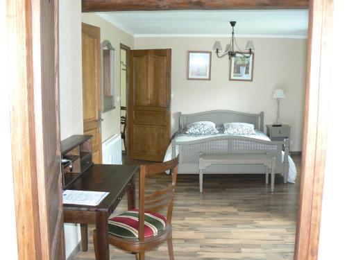 Ένα ή περισσότερα κρεβάτια σε δωμάτιο στο La Maison de l'Etang