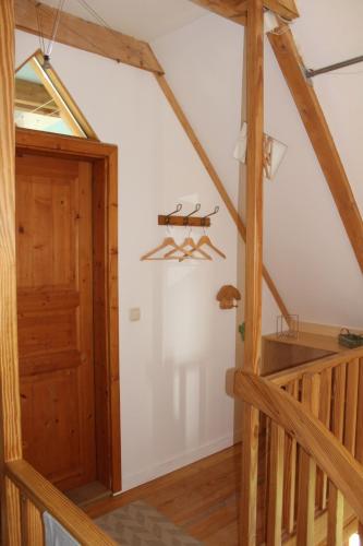 Habitación con escalera y puerta de madera. en Studio with sleeping gallery, en Gremersdorf