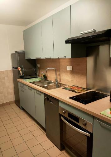 une cuisine avec un évier et un plan de travail dans l'établissement Villa Is-Pra, à Le Touquet-Paris-Plage