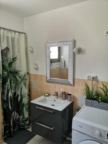 une salle de bain avec un lavabo et un miroir dans l'établissement Villa Is-Pra, à Le Touquet-Paris-Plage