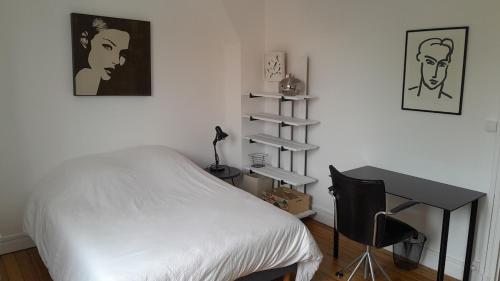 une chambre avec un lit, un bureau et une chaise dans l'établissement Villa Is-Pra, à Le Touquet-Paris-Plage