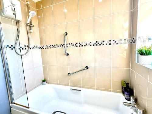 a bathroom with a shower and a white sink at Stylish 3-Bedroom House with Garden & Free Parking's, Prime location with private garden in Kidlington
