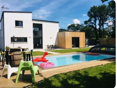 maison moderne avec piscine