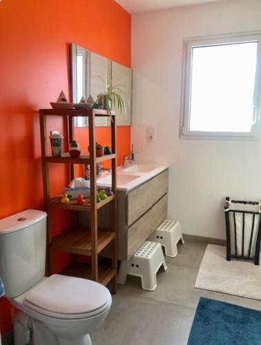 une salle de bain avec toilettes, lavabo et fenêtre dans l'établissement maison moderne avec piscine, à Bains-sur-Oust