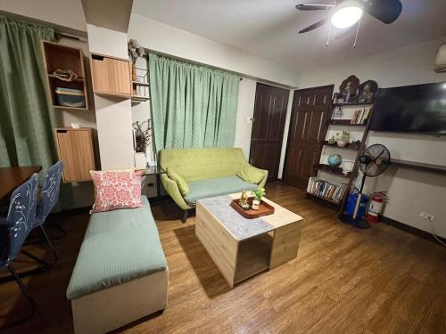 Μια τηλεόραση ή/και κέντρο ψυχαγωγίας στο NEW! 3BR Home in Serene Pasig Condo with Fast Wifi