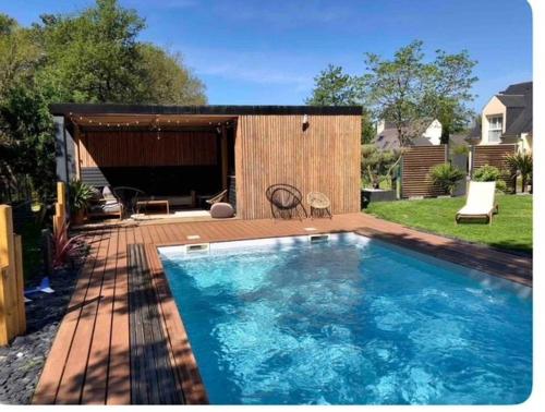- une grande piscine dans l'arrière-cour d'une maison dans l'établissement maison moderne avec piscine, à Bains-sur-Oust
